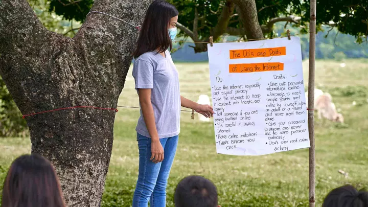 Michaela erklärt Do's und Don'ts im Internet