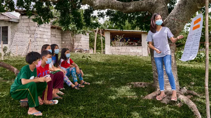 Michaela erklärt den sicheren Umgang mit dem Internet