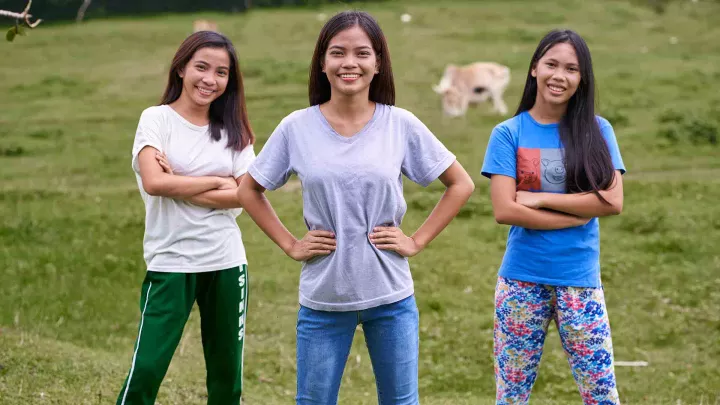 Michaela und andere Jugendliche aus ihrem Dorf