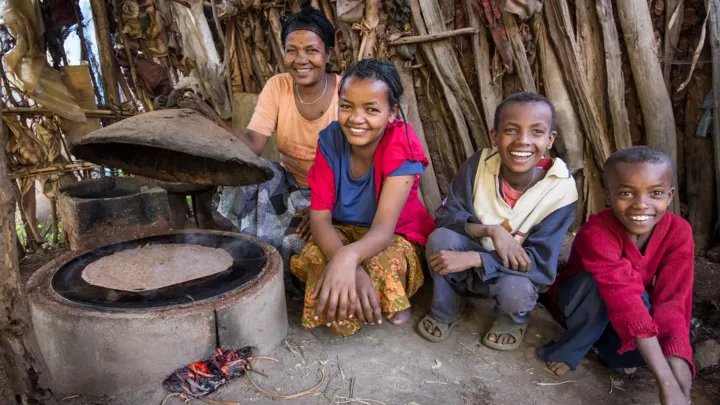 World Vision baut Energiesparende Öfen für den Klimaschutz