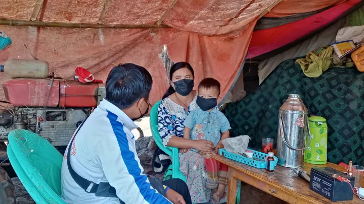 Binnenflüchtlinge in Myanmar erhalten Nothilfe durch World Vision-Mitarbeiter.