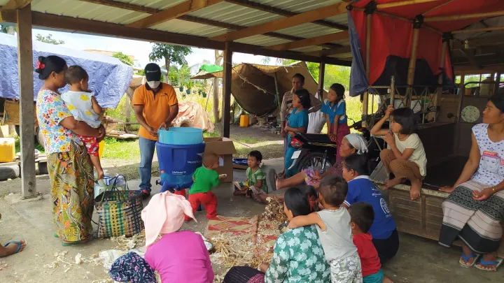 Vor Gewalt geflüchtete Kinder und Familien in MYanmar bekommen durch World Vision Wasserfilter und damit Zugang zu sauberem Wasser.