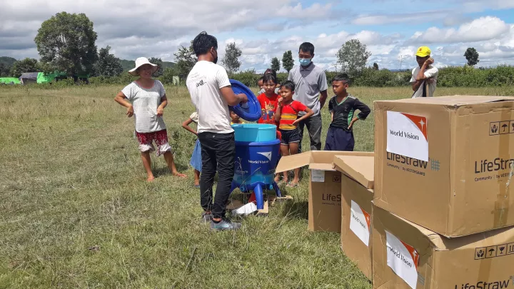World Vision-Mitarbeiter in Myanmar liefern Grundnahrungsmittel wie Reis und Speiseöl an notleidende Familien.