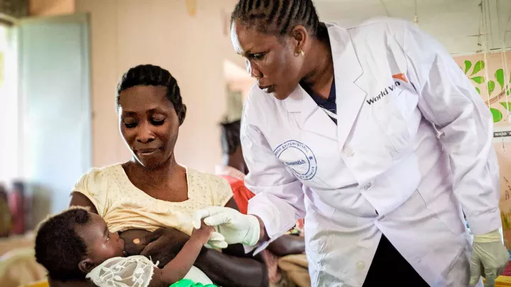 Hebamme untersucht Kind