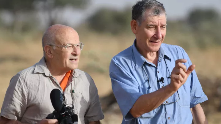 Tony Rinaudo zeigt Volker Schlöndorff die Ergebnisse seiner Methode