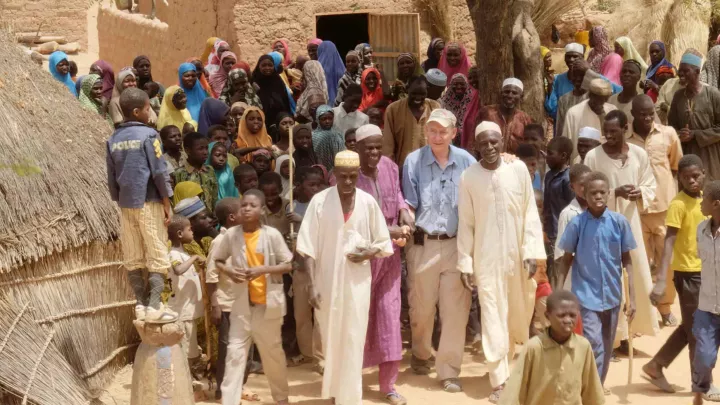 Tony Rinaudo besucht ein afrikanisches Dorf