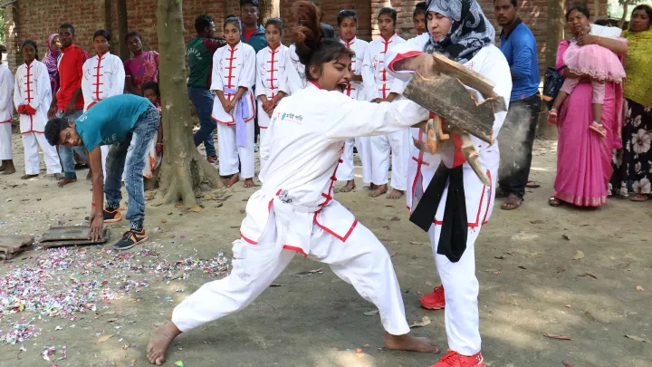 Mädchen lernt Karate in Bangladesch