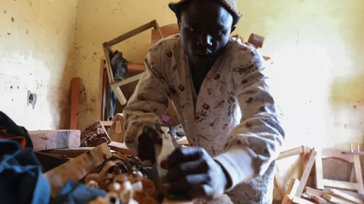 ehemaliger Kindersoldat in der Schreinerei