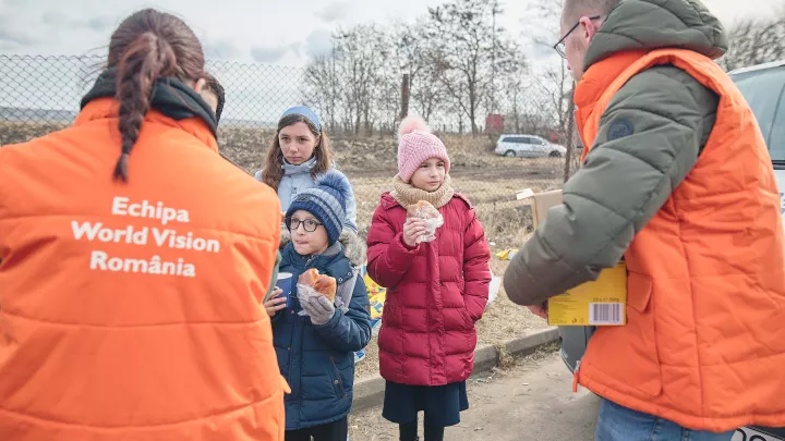 World Vision-Mitarbeiter unterstützen geflüchtete Kinder aus der Ukraine