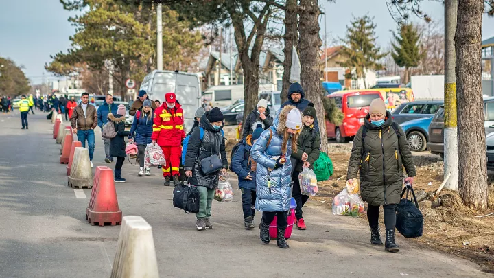 Flüchtlinge aus der Ukraine kommen zu Fuß über die Grenze nach Rumänien bei Siret