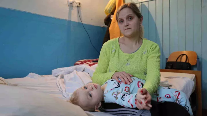 Olga aus Kiew mit Sohn in einem Krankenhaus in der Südukraine