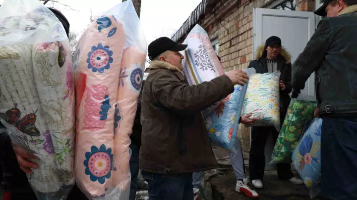 Übergabe von World Vision-HIlfslieferung an ein Krankenhaus in der Süd-Ukraine