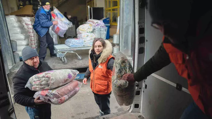 World Vision verlädt Hilfsgüter, um den Menschen in der Ukraine zu helfen