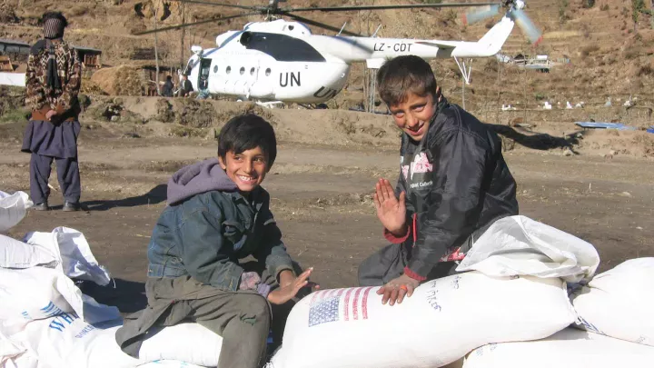 zwei afghanische Jungs auf frisch gelieferten Reissäcken