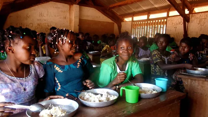 Schulkinder erhalten eine warme Mahlzeit