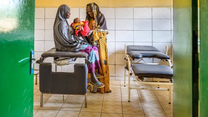 Safi und ihre Hebamme, die ihr bei der Geburt geholfen hat