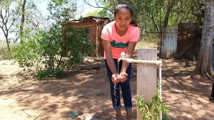 Mädchen wäscht sich die Hände