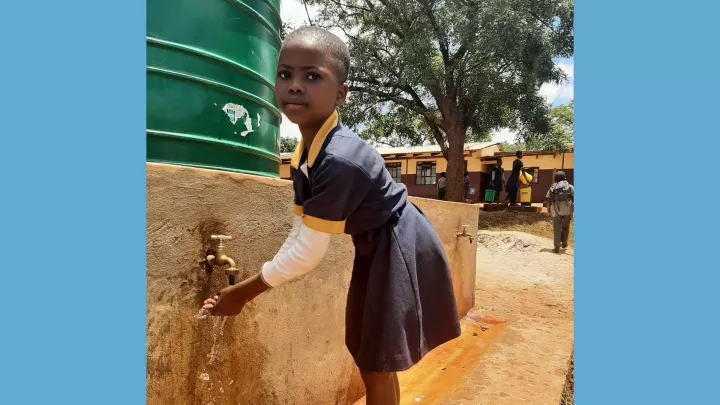 World Vision Patenkind am neuen Wassertank
