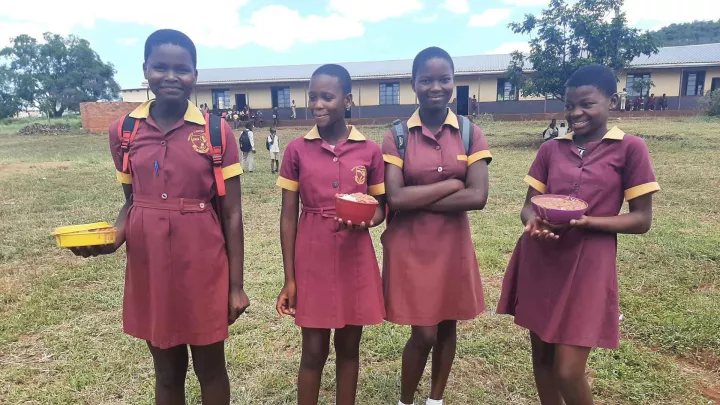 World Vision Patenkinder in Schuluniform