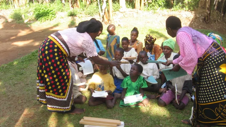 World Vision verteilt Übungsbücher