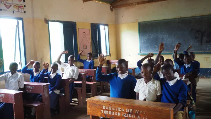 World Vision hilft mit neuen Schulbänken