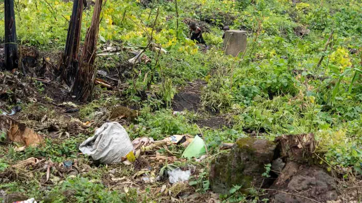 Müllhalde und öffentliche Toilette