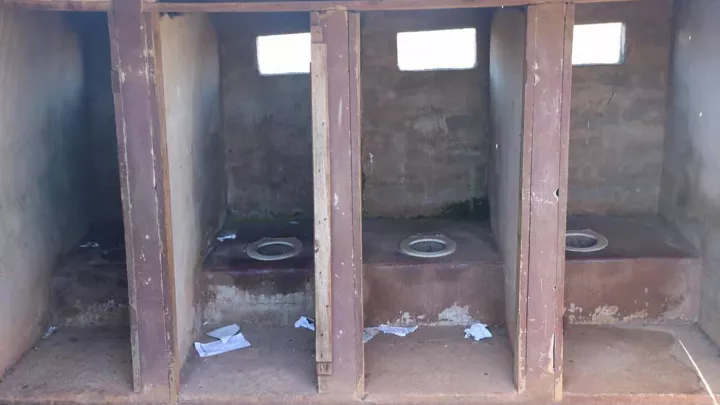 Schultoilette ohne Türen