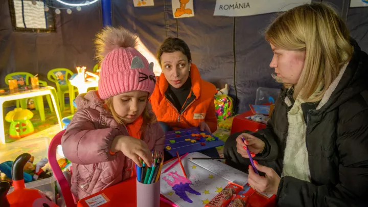 Die 4-jährige Arina malt gerne mit ihrer Mutter Tatiana.