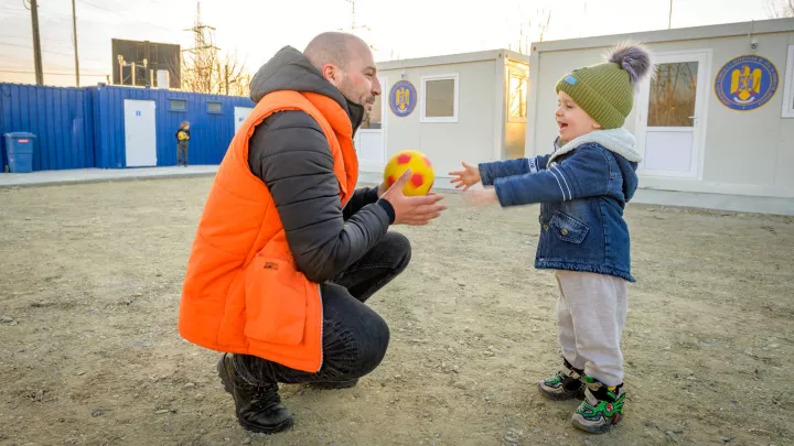 Der kleine Dima spielt auf einem eigens abgegrenzten Spieplatz für Kinder
