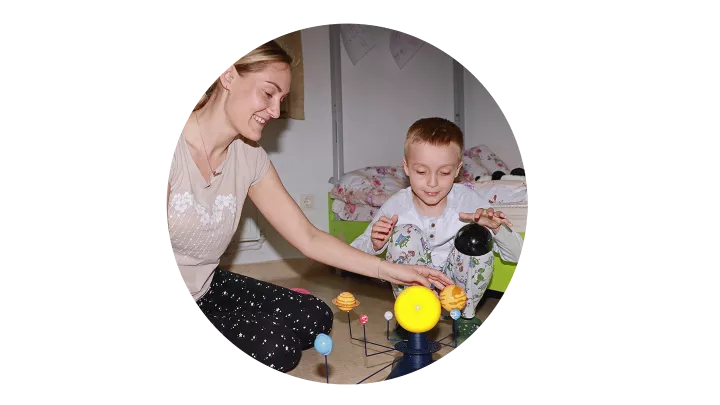 Mutter und Sohn in einer Notunterkunft