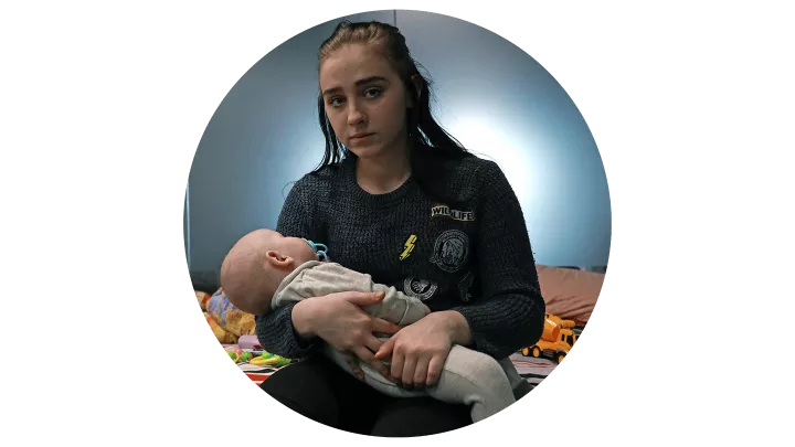 Mutter mit Neugeborenem in Notunterkunft