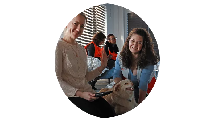 Frau mit Hund in der Notunterkunft