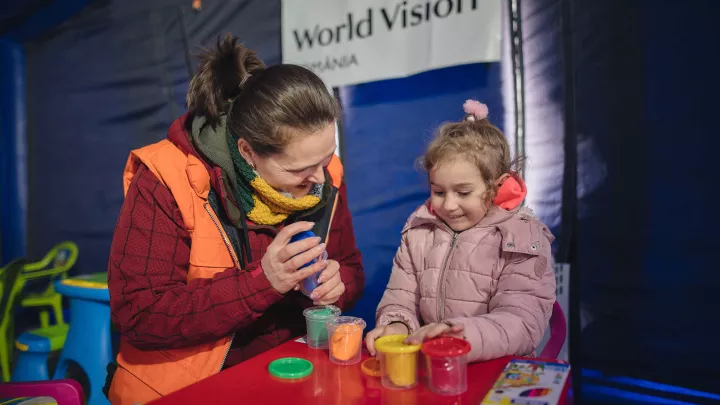 Unsere Kolleginnen und Kollegen gehen auf die Kinder ein.