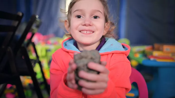 Auch mit Knete spielen die Kinder gerne.