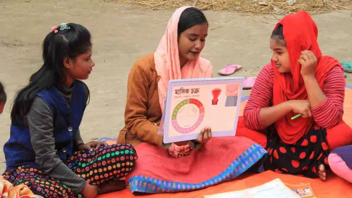 Mädchen, die sich mit dem weiblichen Zyklus befassen