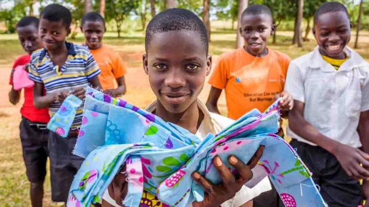 Jungen, die Binden in den Händen halten