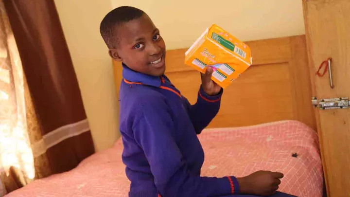 Mädchen mit einer Packung Binden