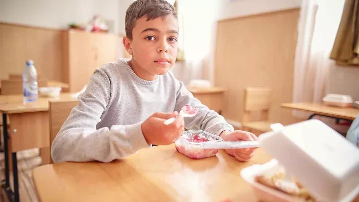 Mahlzeit für rumänische Kinder