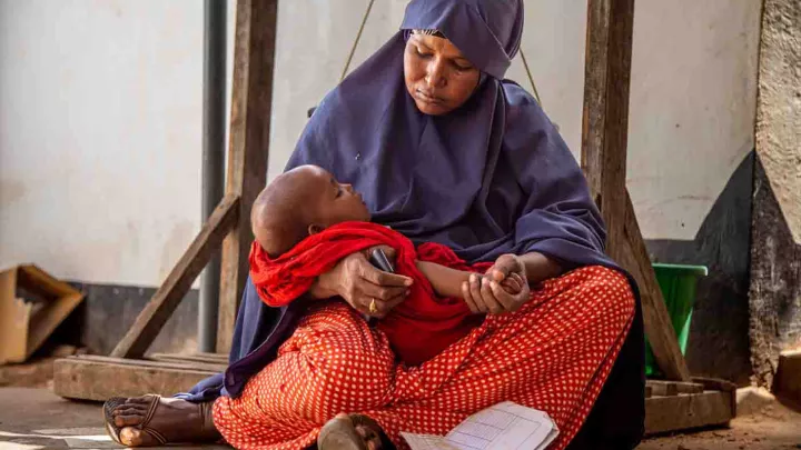 Frau mit unterernährtem Kind