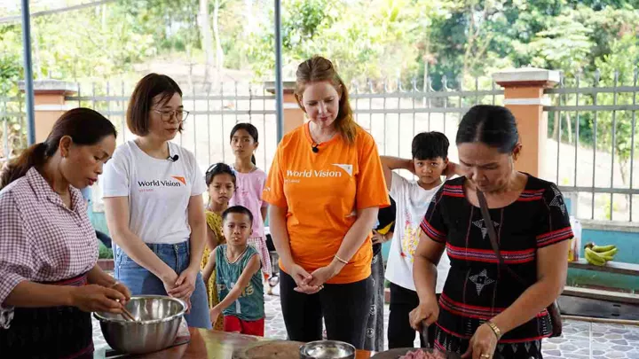 Olivia Marei bei Essenszubereitung