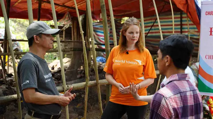 Olivia Marei im Gespräch mit MitarbeiterInnen im Projekt