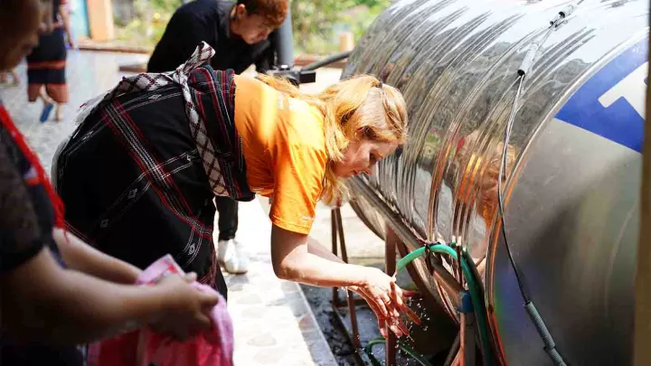 Olivia Marei vor Wassertank