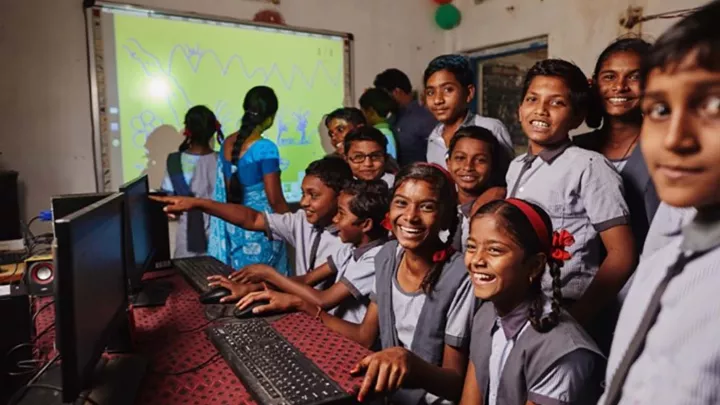 Kinder mit Computern in der Schule in Indien