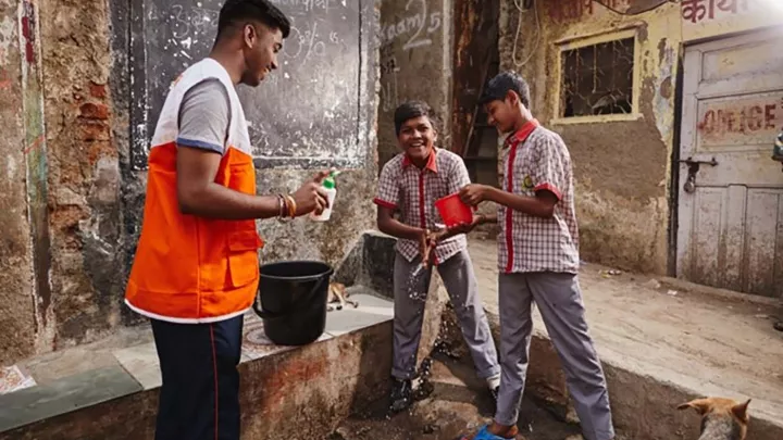 World Vision Mitarbeiter und Kinder in Indien beim Händewaschen