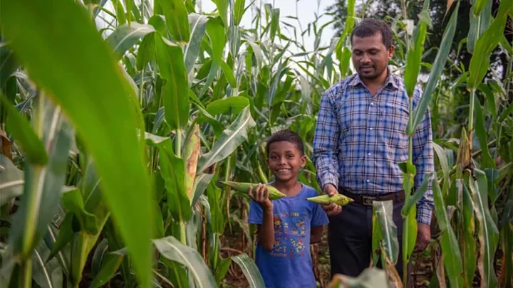 Nanuram mit seinem Sohn in seinem Feld