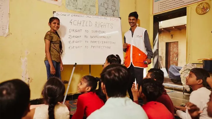 World Vision Mitarbeiter mit Kindern in einer Schulung zu Kinderrechten