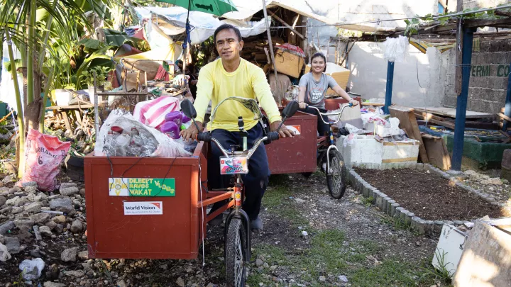 Dilbert Wakat sammelt mit einer von World Vision gespendeten Rikscha verwertbare Materialien bei Haushalten ein, wo die Müllabfuhr nicht hinkommt.