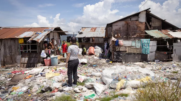 Umweltverschmutzung durch Plastikmüll in Wohngebieten von Cotabato City