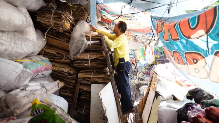 In einer von 35 Recyclinganlagen sortiert Dilbert die Abfälle von Hand.