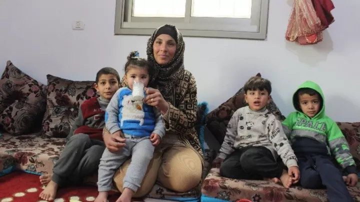 Eine Mutter und ihre Kinder aus den Palästinensischen Gebieten.